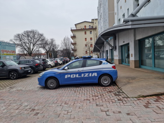 Nel corso dei controlli, un pitbull abbaiando attira l’attenzione dei poliziotti e salva la padrona svenuta