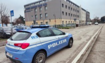 Spacca i finestrini e ruba in sette auto parcheggiate, poi minaccia i poliziotti con un coltello