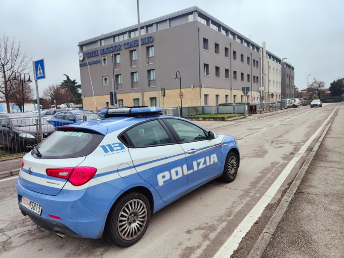 Spacca i finestrini e ruba in sette auto parcheggiate, poi minaccia i poliziotti con un coltello