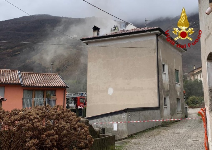 Incendio in un’abitazione a Vittorio Veneto, in fiamme una mansarda
