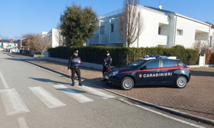 Ladro beccato a rubare in casa, si stava portando via un portafoglio e... un paio di calzini