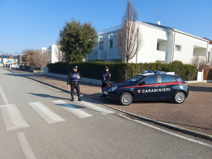 Ladro beccato a rubare in casa, si stava portando via un portafoglio e… un paio di calzini