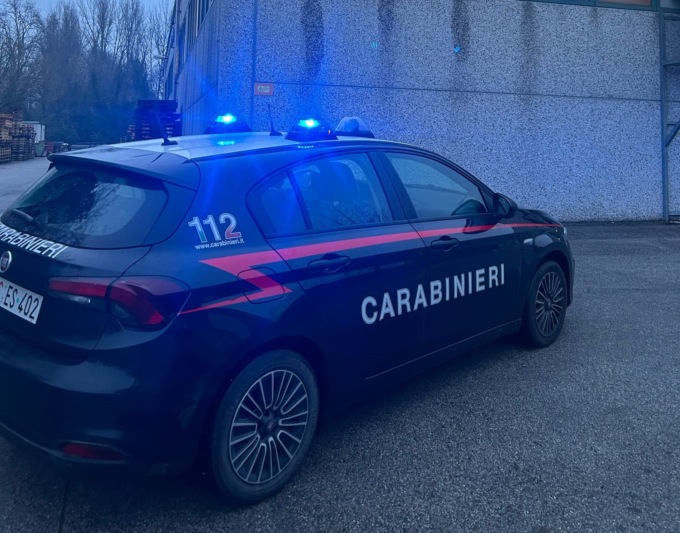 Incidente sul lavoro a Casale sul Sile, operaio con il braccio schiacciato sotto un cilindro di acciaio