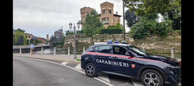 Prende a calci e pugni un 34enne per rubargli il cellulare, 29enne denunciato per tentata rapina