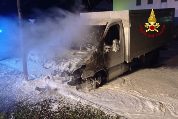 incendio auto Montebelluna Volpago