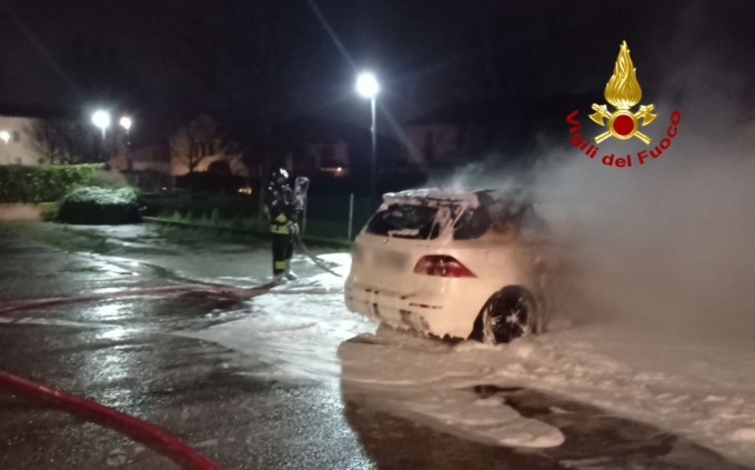 incendio auto Montebelluna Volpago