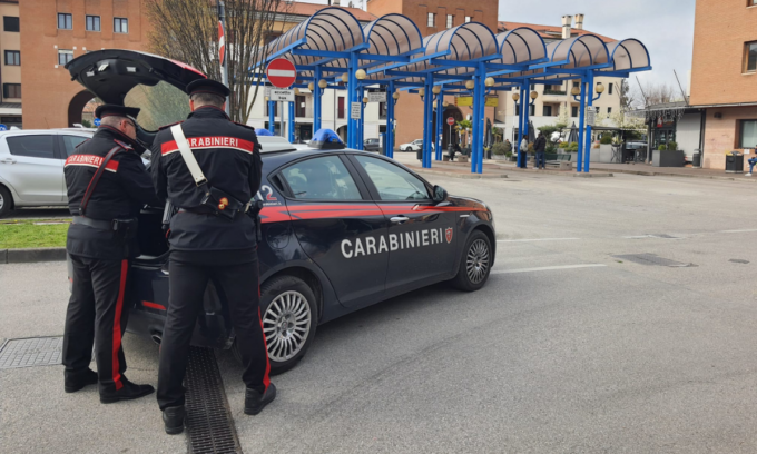 15enne accerchiato e rapinato a Oderzo sotto minaccia di un coltello: identificata la baby gang