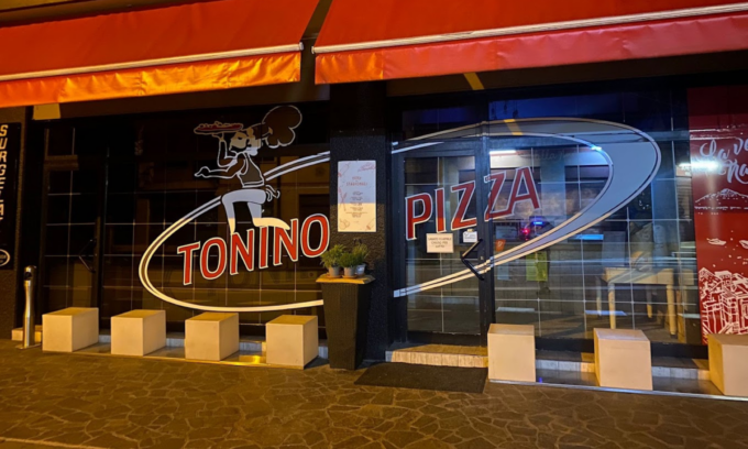 Spaccata da “Tonino Pizza”: in 30 secondi i ladri sfondano la vetrata con un tombino e rubano la cassa