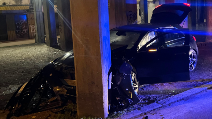 Folle inseguimento a Treviso, 20enne fugge dai Carabinieri e si schianta contro un pilone del cavalcavia