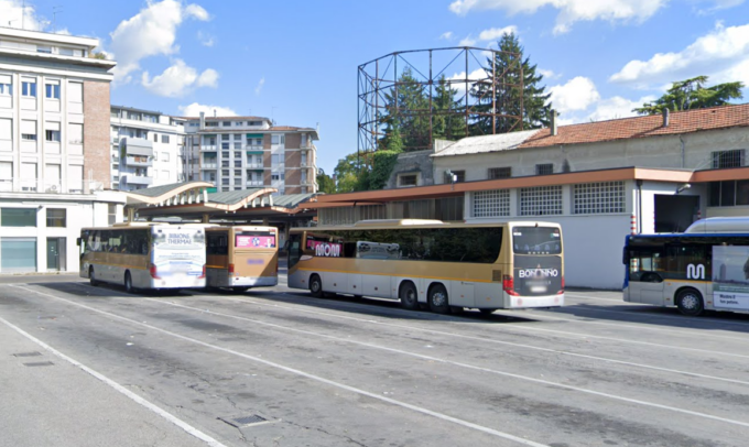 16enne colpito con due pugni: perde due denti dopo una rissa scoppiata all’autostazione Mom