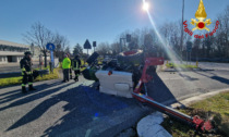 Trattore si ribalta mentre traina un carro di Carnevale, ferito il conducente