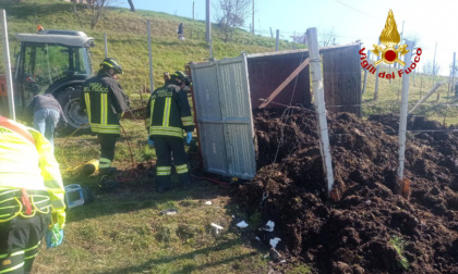 Rimorchio carico di letame si ribalta nel vigneto, agricoltore incastrato