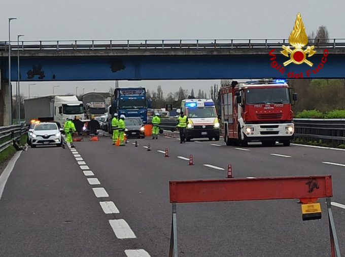 Incidente sull’A27, auto contro mezzo pesante, un ferito