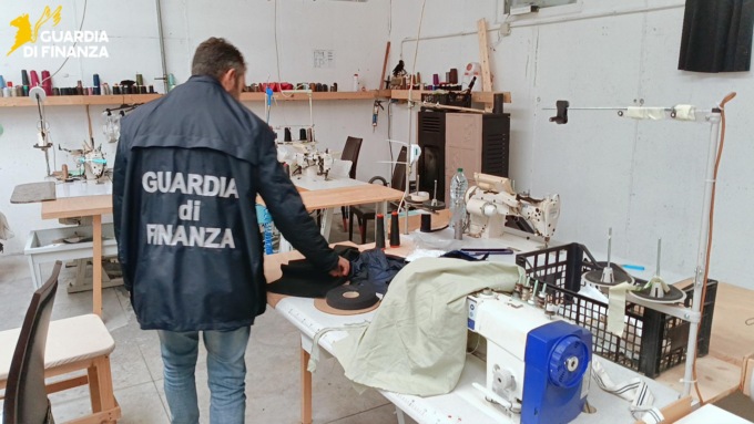 Caporalato, violazioni fiscali e sulla sicurezza: sequestrati due laboratori, uno di packaging e l’altro tessile