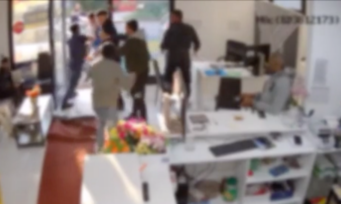 Aggredito da una baby gang solo per aver detto loro di spostarsi dal suo locale