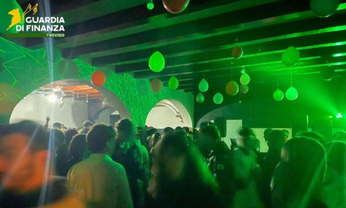 Festa abusiva con 220 giovani organizzata in un ex ristorante sulle colline del Montello