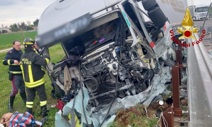 Tir esce di strada sulla Pedemontana a Volpago del Montello, ferito l’autista