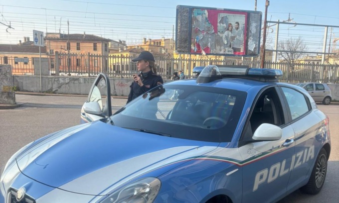 Si fa arrestare apposta violando un divieto di avvicinamento: “Non riesco più a stare a casa con mia mamma”