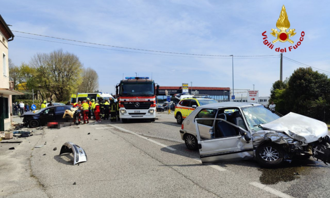 Scontro tra due auto a San Zenone degli Ezzelini, madre e figlia sbalzate fuori dalla Peugeot