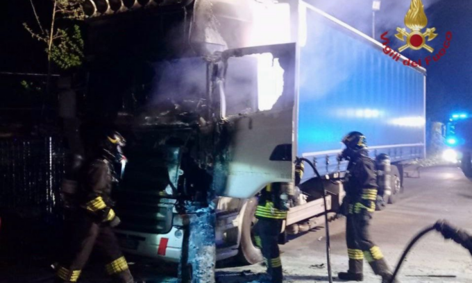 Incendio a Riese Pio X, in fiamme un mezzo pesante nella notte