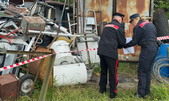 Scoperta discarica abusiva su un terreno privato, 53enne denunciato per gestione illecita di rifiuti speciali