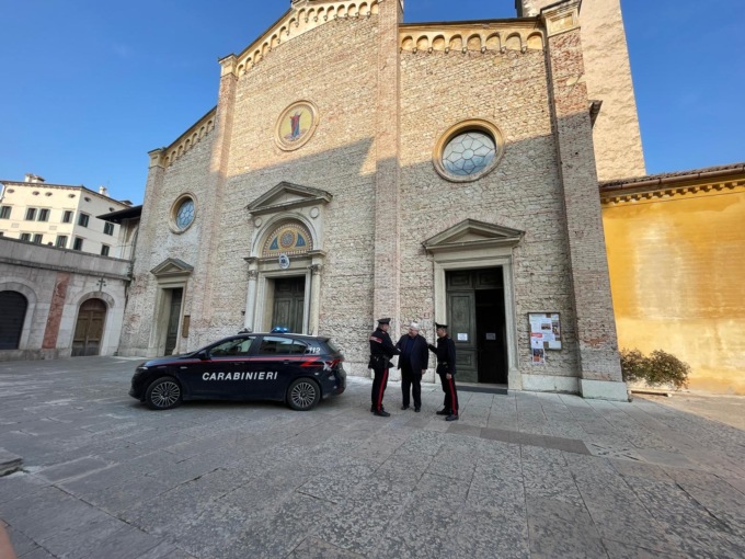 Beccato a rubare in chiesa, 47enne “pescava” dalle offerte con bastone e biadesivo