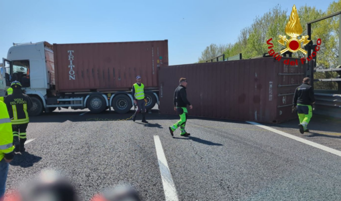 Tir si impianta di traverso sull’A27, riaperto dopo un paio d’ore il tratto tra Mogliano e la tangenziale di Mestre