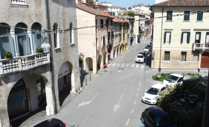 Pranzano a Pasquetta senza pagare, la titolare li rincorre e viene minacciata di morte