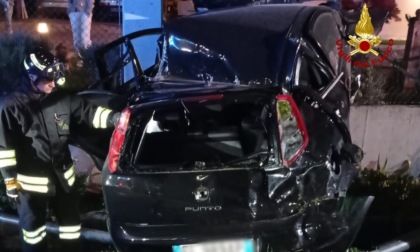 Fiat Punto esce di strada e si schianta contro una recinzione, morto un 22enne e altri due feriti