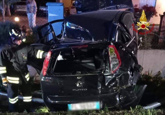 Fiat Punto esce di strada e si schianta contro una recinzione, morto un 22enne e altri due feriti