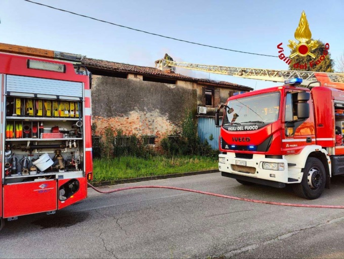 Edificio rurale a fuoco a San Zenone degli Ezzelini, crollo della copertura e gravi danni