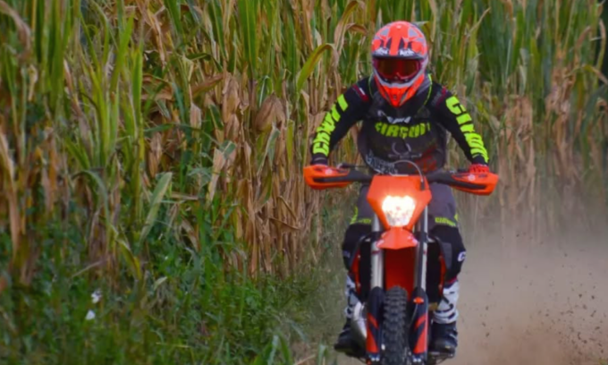 Cade in pista e viene travolto dalle altre moto, 23enne di Orsago muore durante una gara di motocross