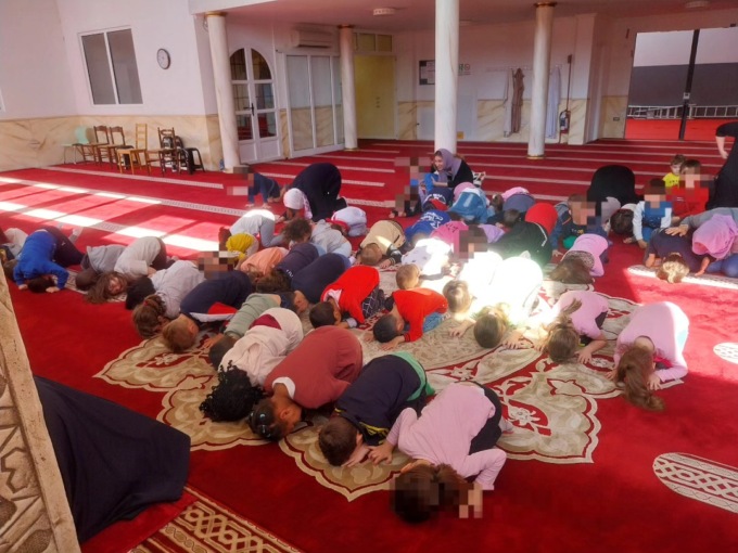 Il capogruppo della Lega in Veneto e due europarlamentari contro la gita dell’asilo alla moschea