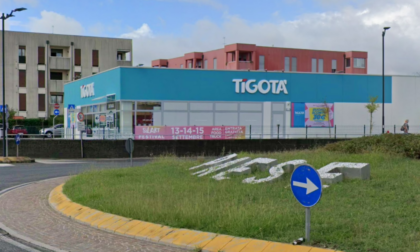 Rapina armata al Tigotà di Paese: banditi in fuga, auto ritrovata a Quinto di Treviso