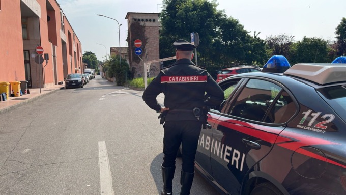 Carabinieri in via Piccinini