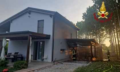 Incendio in una veranda e poi lo scoppio di una bombola di GPL, ferito un 49enne a Zero Branco