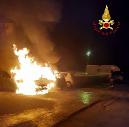 Golf va a fuoco nella notte in un parcheggio all’aperto