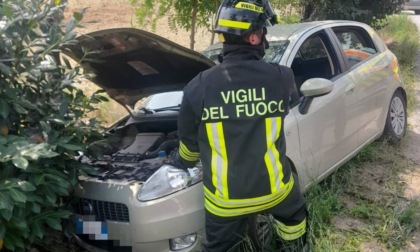 75enne sbanda, si schianta contro una siepe e resta incastrata nell'auto