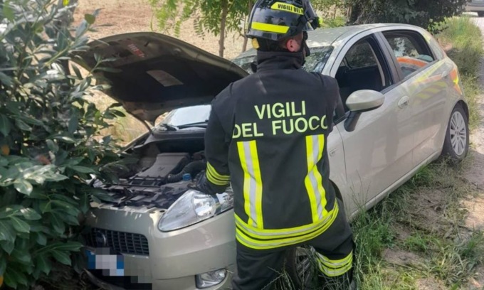 75enne sbanda, si schianta contro una siepe e resta incastrata nell’auto