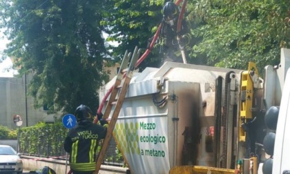 Camioncino di raccolta della carta va a fuoco, incendio spento dai vigili del fuoco