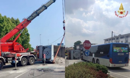 Camion e autobus di linea si scontrano a Resana, il mezzo pesante si ribalta
