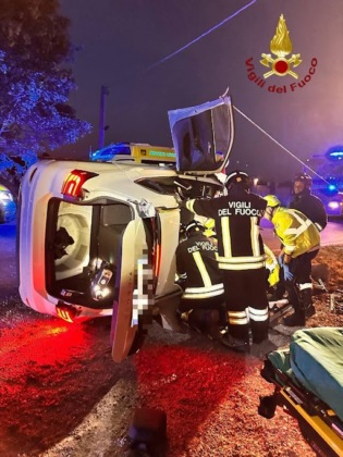 Auto si ribalta su un lato a Ormelle, mamma e figlia restano incastrate