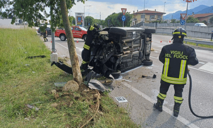 Incidente tra auto e bici a Vittorio Veneto, due feriti