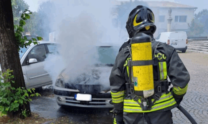 Incendio a Vedelago, auto in fiamme in piazza Indipendenza