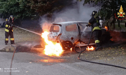 Incendio a Montebelluna, auto in fiamme all'alba