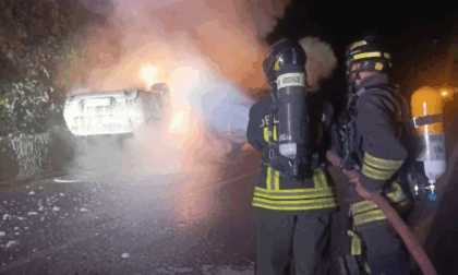 Auto esce fuori strada a Susegana, si ribalta e poi prende fuoco