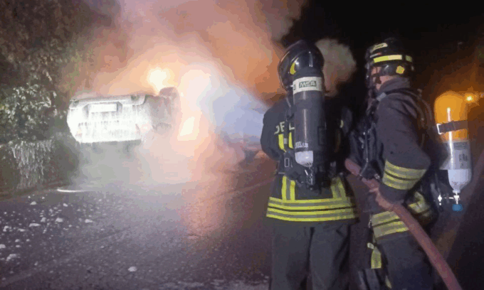 Auto esce fuori strada a Susegana, si ribalta e poi prende fuoco