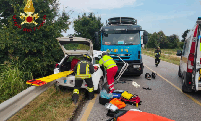 Frontale tra auto e camion a Casale sul Sile, un ferito
