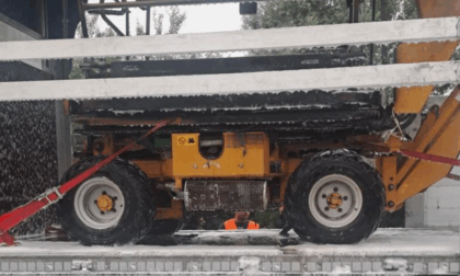 Camion che trasporta un mezzo agricolo prende fuoco sull'A28