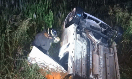 Auto finisce fuori strada e si ribalta a Roncade, ferita una 31enne